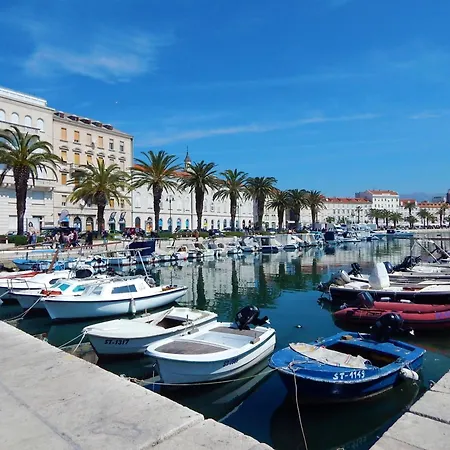 Beachfront Milan, With Balcony Apartman