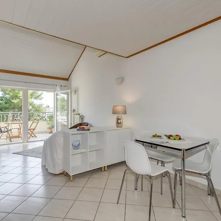 Beachfront Milan, With Balcony Apartman Split